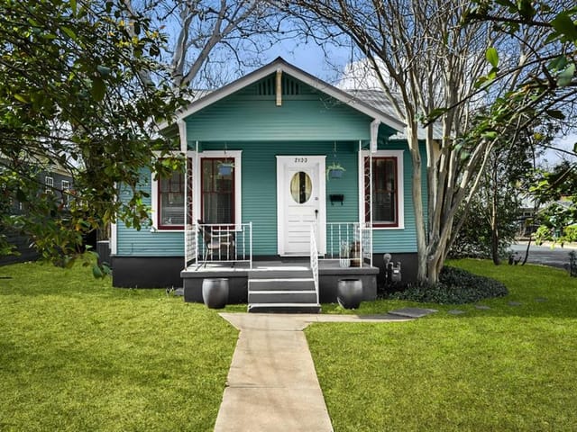 2100 Kinney Ave
