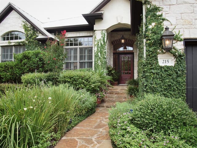 215 Mallet Ct