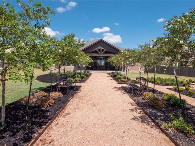 220 Hedgerow LN