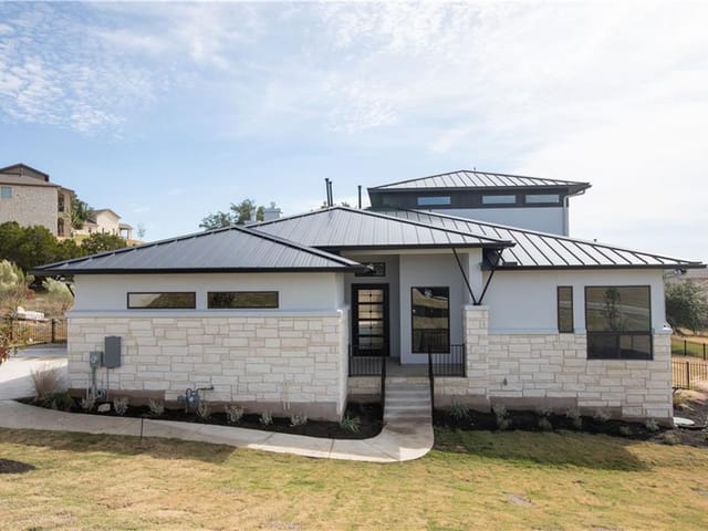2700 Crystal Falls PKWY