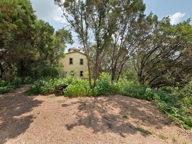 2803 Lawrence Dr