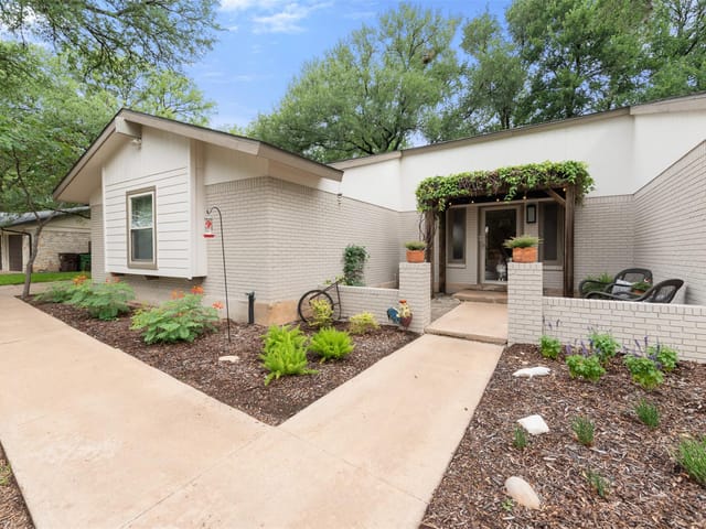 302 S Lake Creek DR