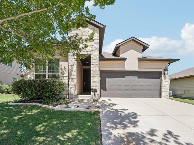 323 Quarry LN