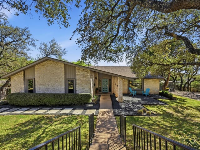 3907 Cresthill DR