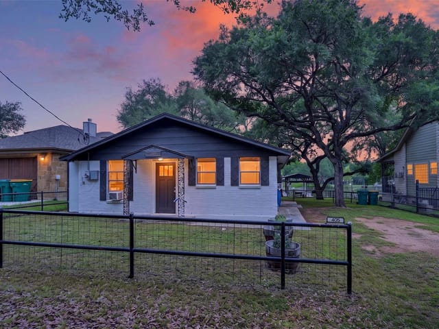405 Robin Hood LN