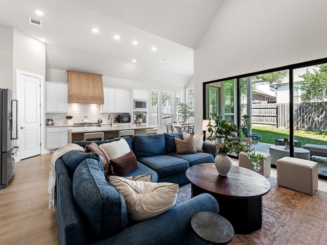 416 Crescent Heights DR