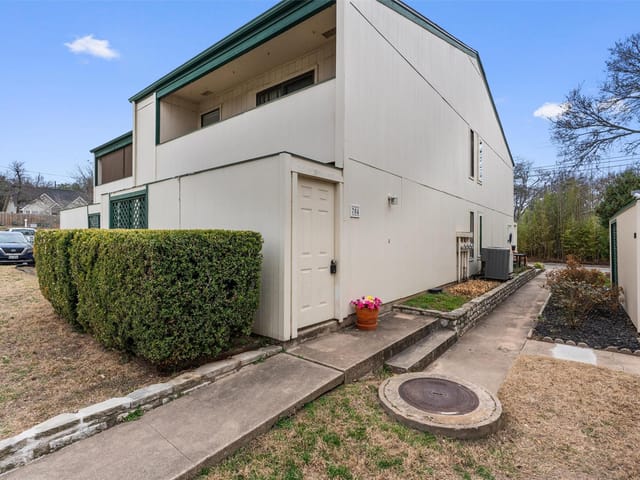 6718 Silvermine Dr Unit #704