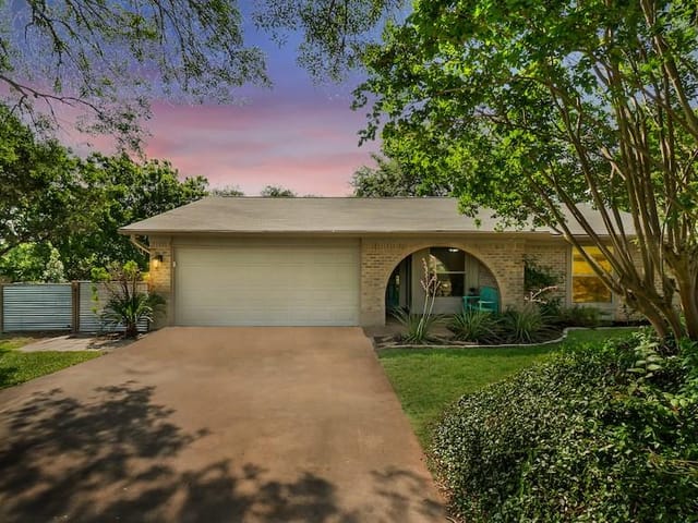 6805 Silvermine Dr