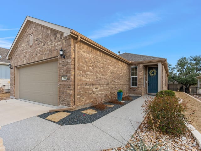 703 Saratoga LN