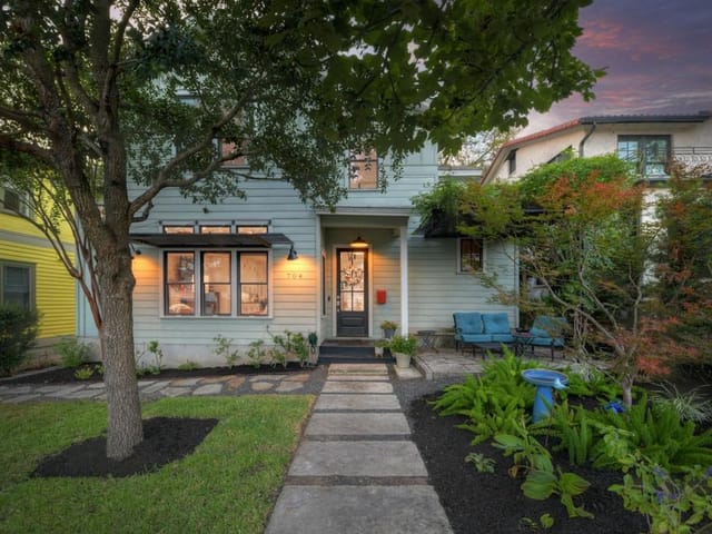 704 Meriden Ln