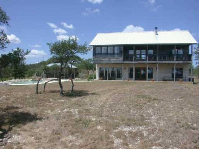 802 Las Colinas DR