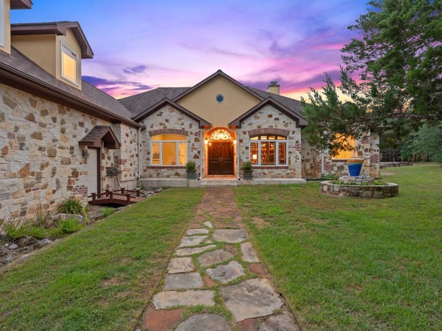 8121 Bluff TRL