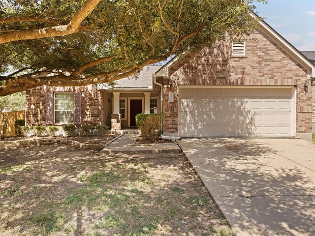 880 Bottle Brush DR