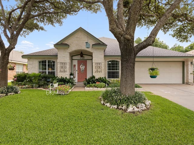 8907 Marthas Dr