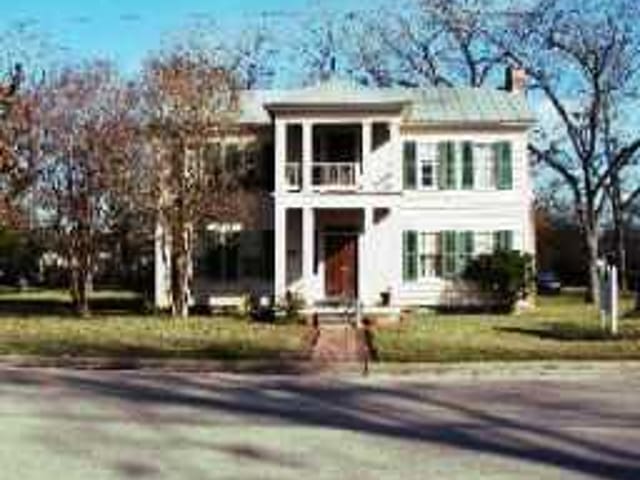 901 PECAN DR