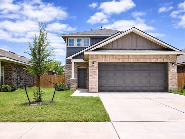 940 Paddock LN