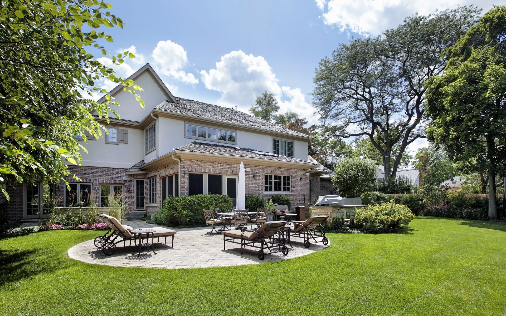 Resort-style Austin luxury pool scene representing upper-tier 2026 buyer expectations