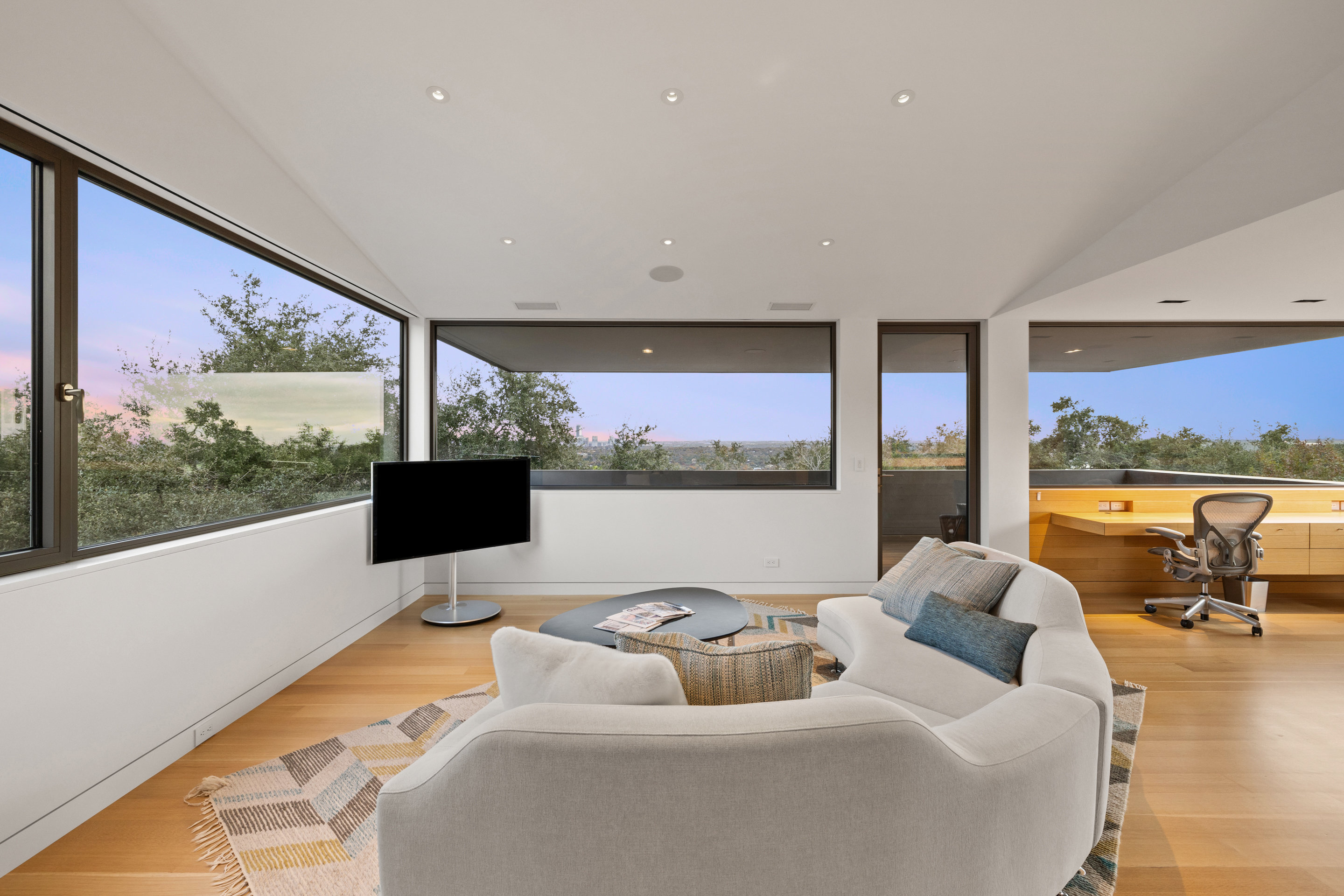 Extended covered rooftop balcony with southeastern orientation