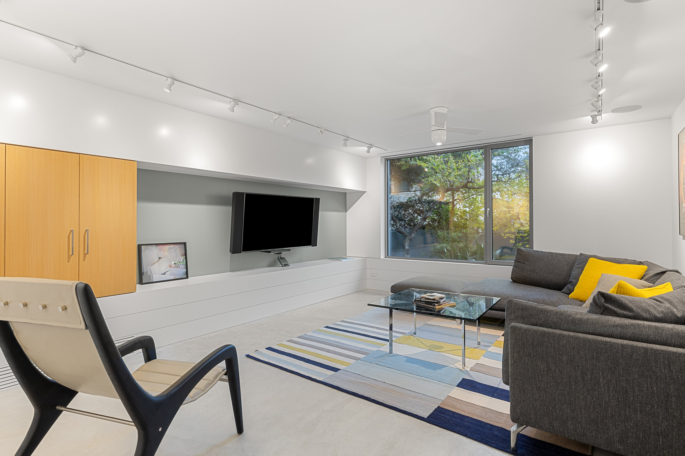 Stone retaining wall with integrated landscape lighting