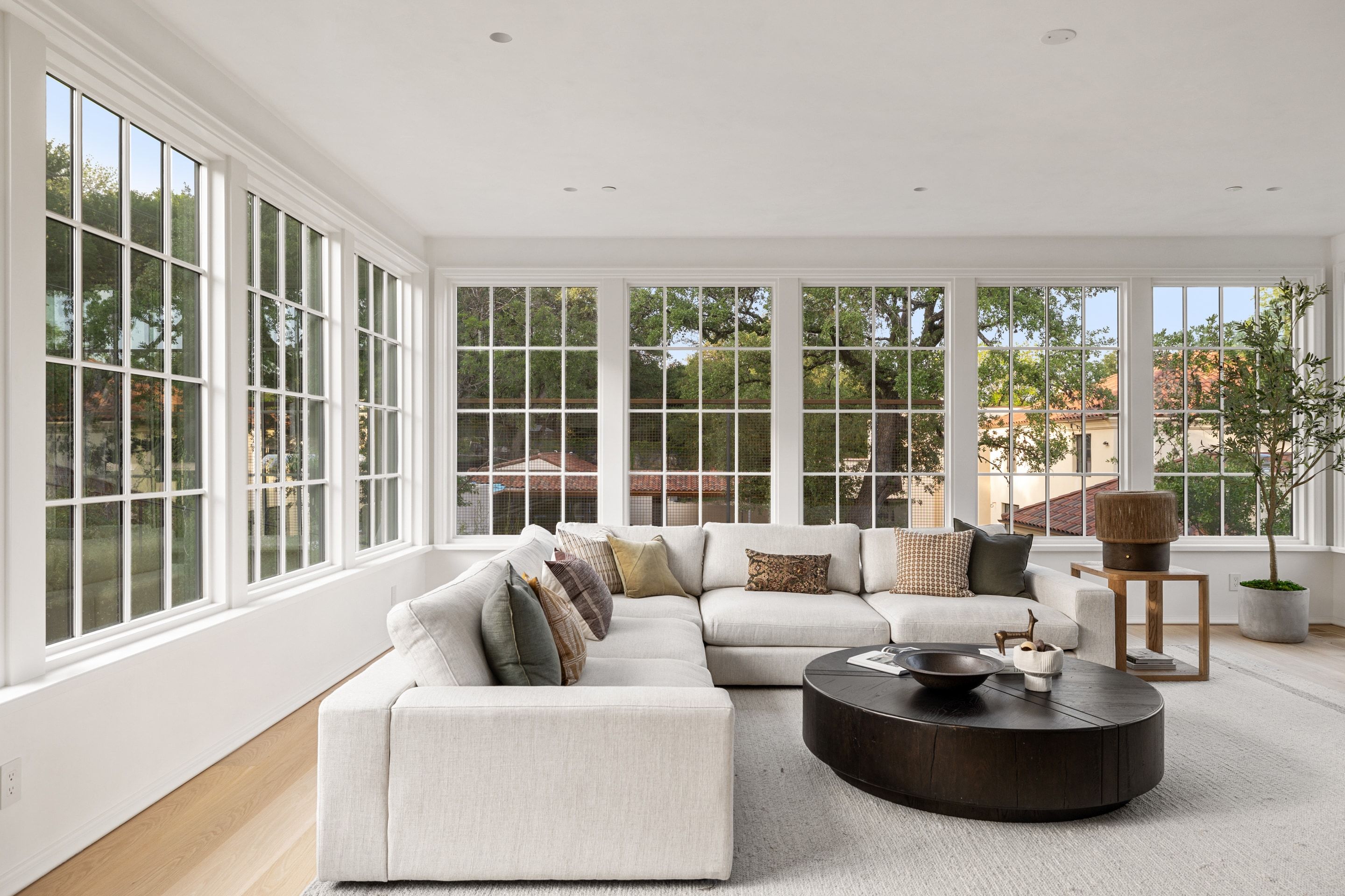 3802 Balcones Drive primary sitting room