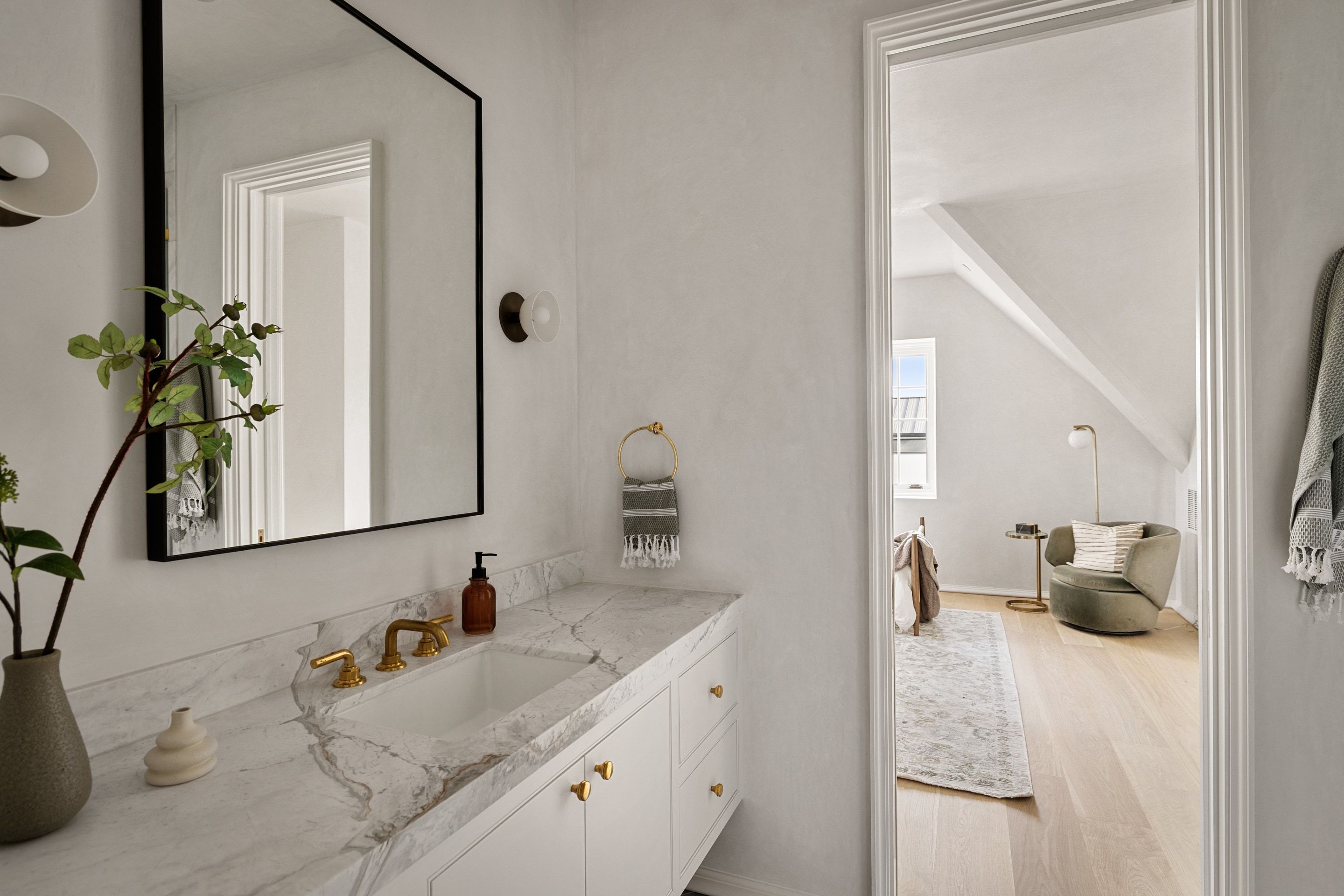 3802 Balcones Drive bath vanity round mirror