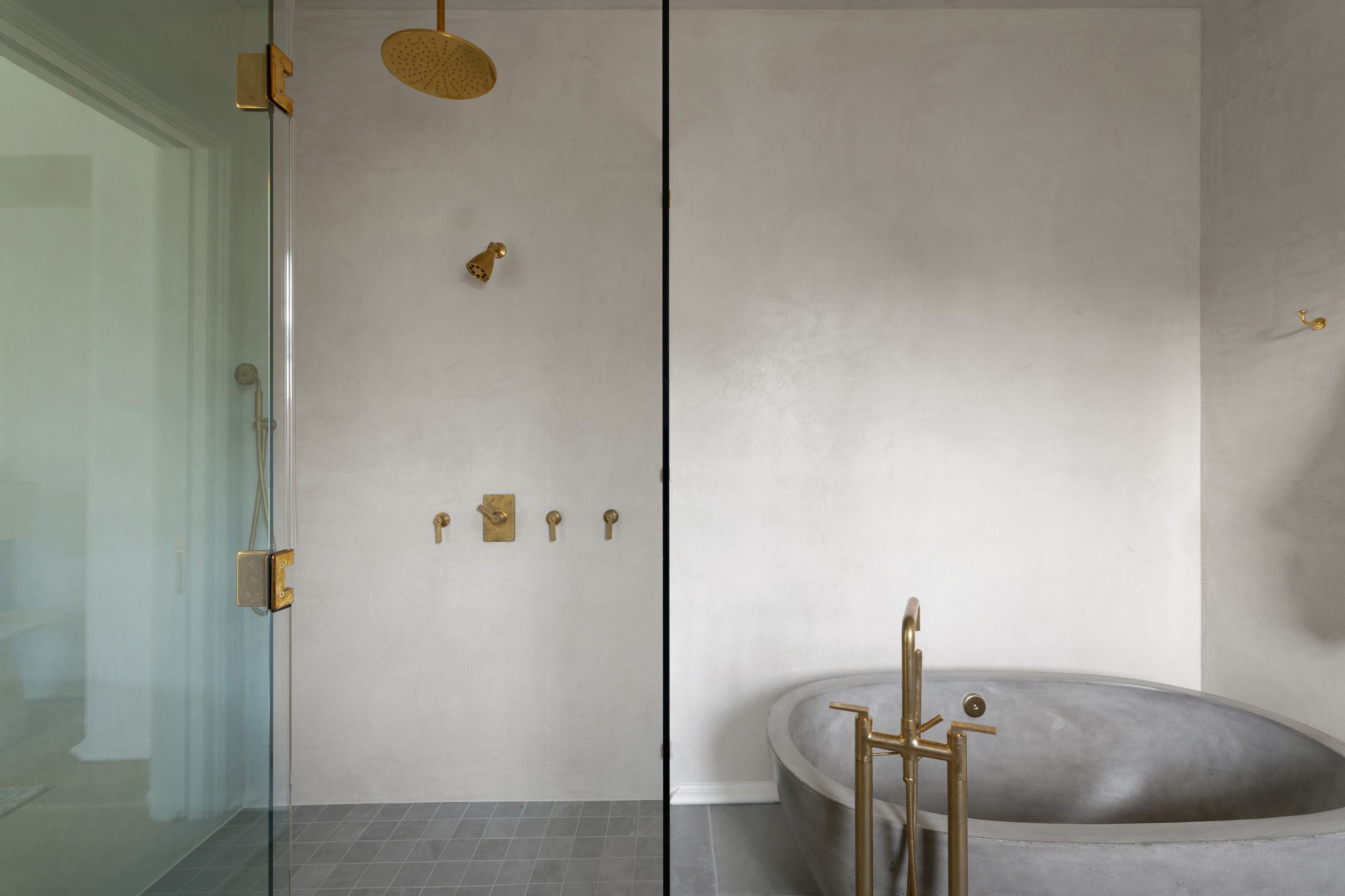 3802 Balcones Drive soaking tub and shower
