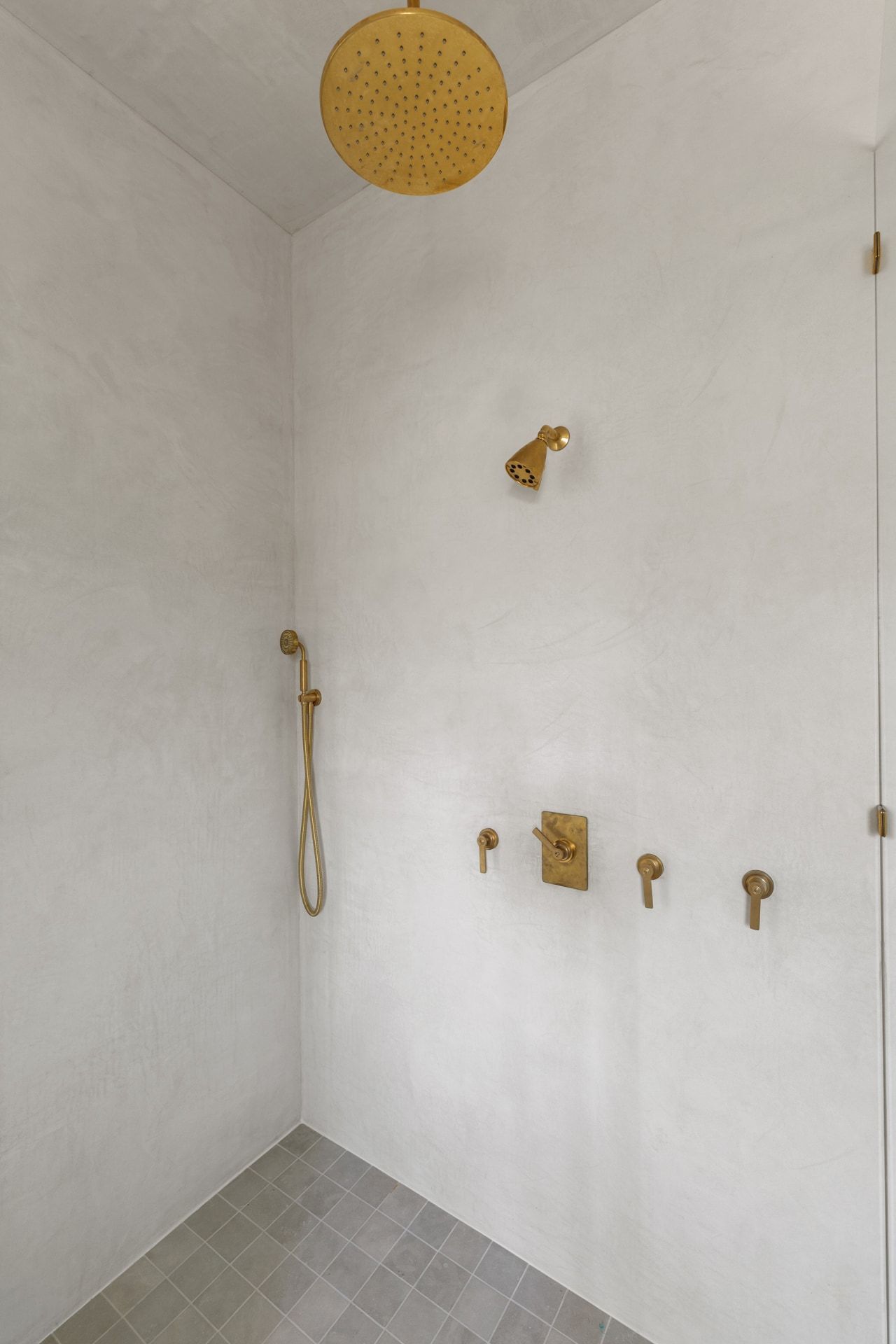 3802 Balcones Drive plaster shower fixtures