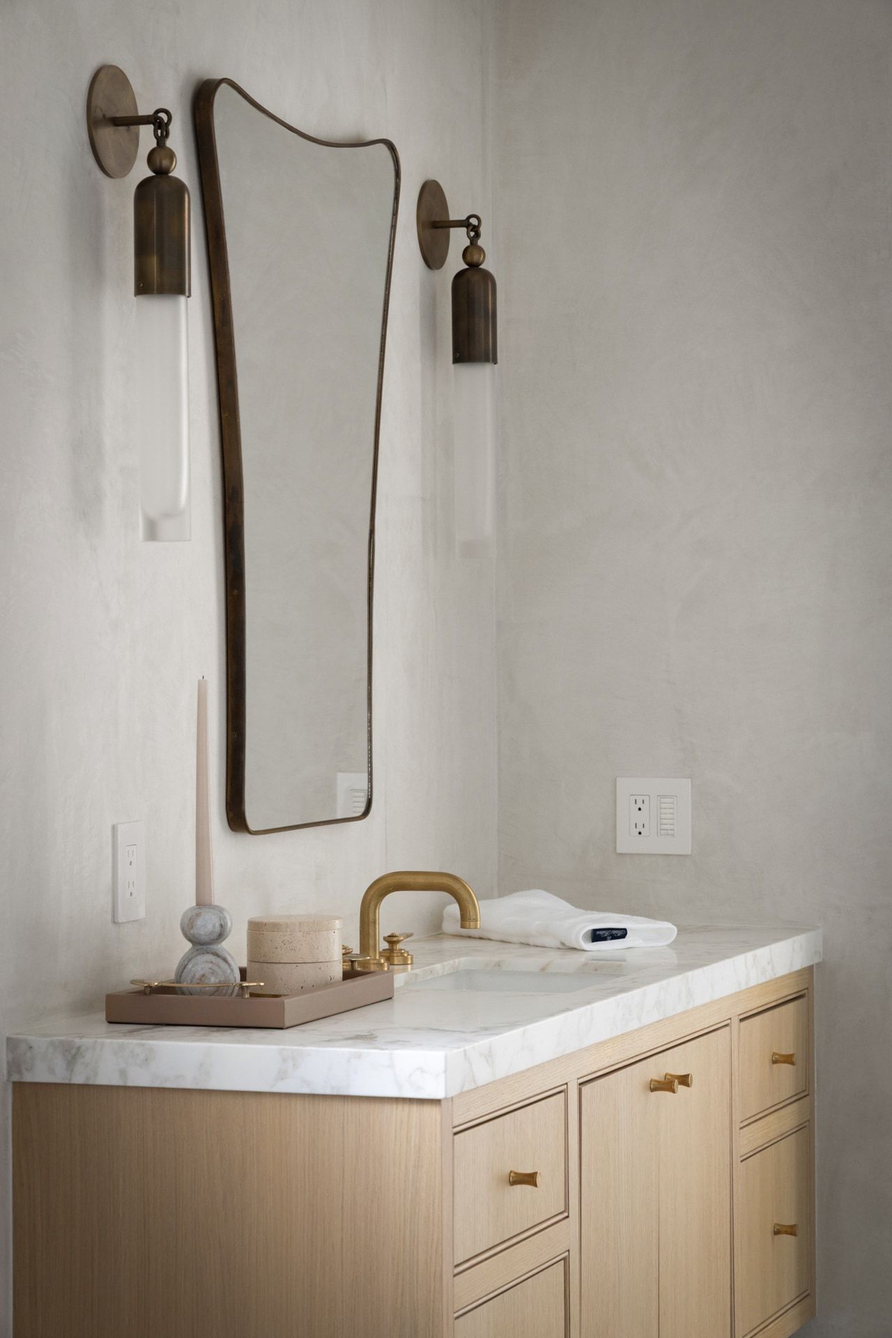 3802 Balcones Drive powder bath detail