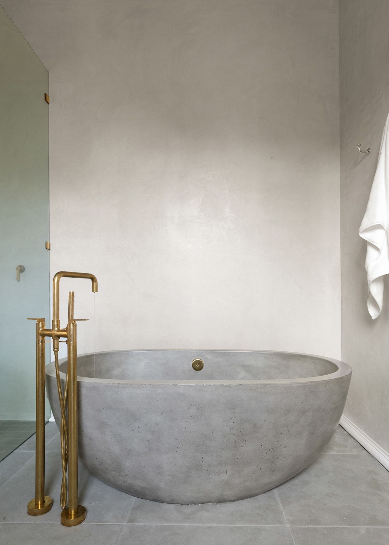 3802 Balcones Drive freestanding tub close up