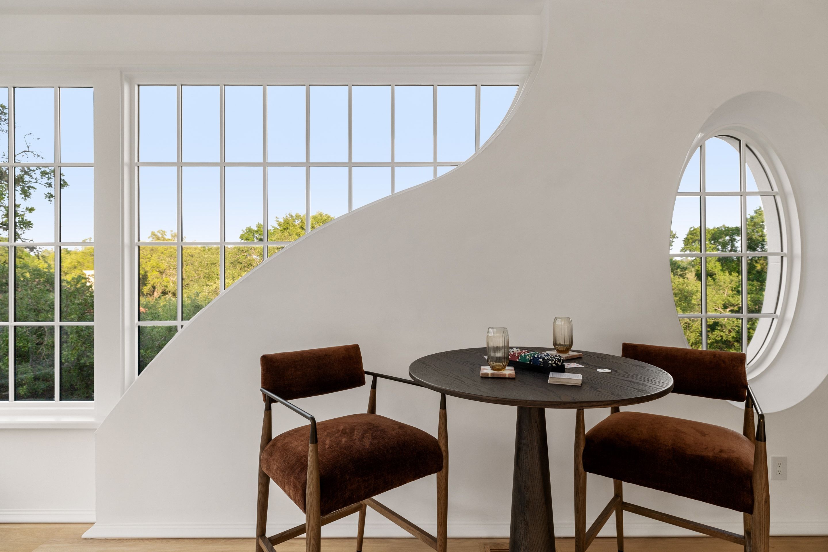 3802 Balcones Drive round window breakfast nook