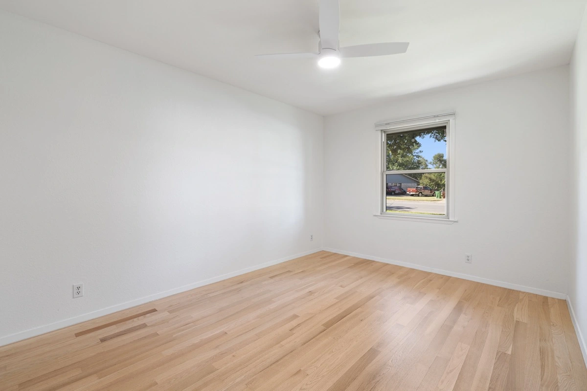 1105 Deep Wood Lane Transformations before - room 5