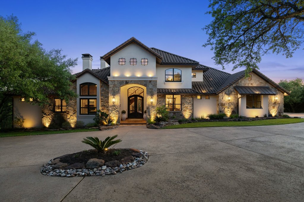 Newsletter image accompanying the archived property feature for Lakehaven.