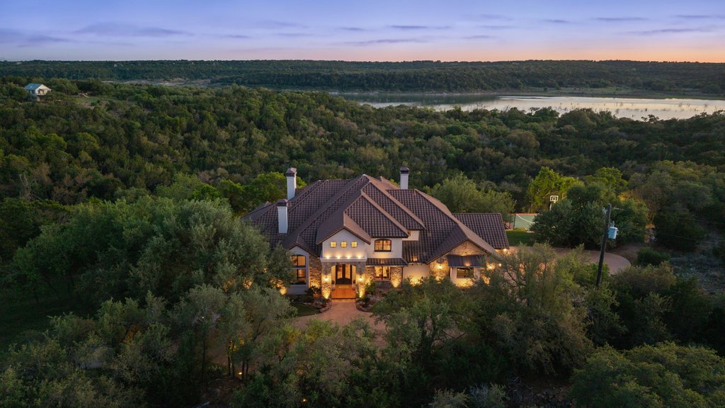 Newsletter image accompanying the archived property feature for Lakehaven.