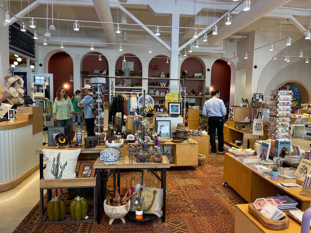 Newsletter image accompanying 5th Street Vintage Market.