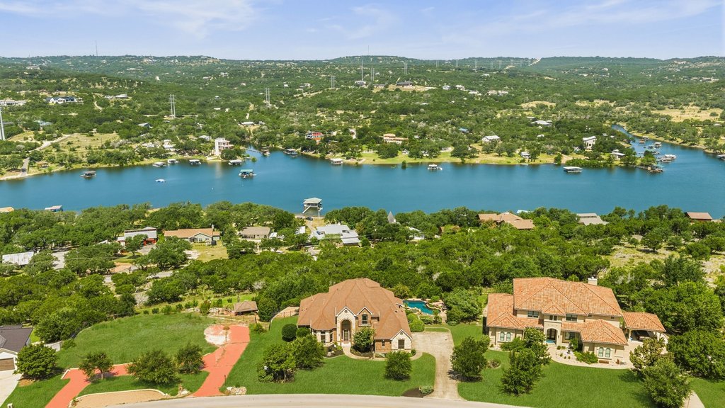 Newsletter image accompanying the archived property feature for 2702 Lakehurst Road.